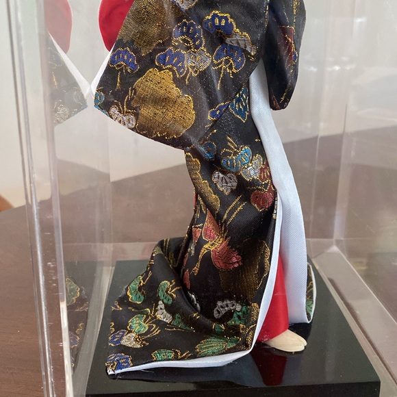 Elegant Japanese Geisha Doll in Display Case - Picture 9 of 13